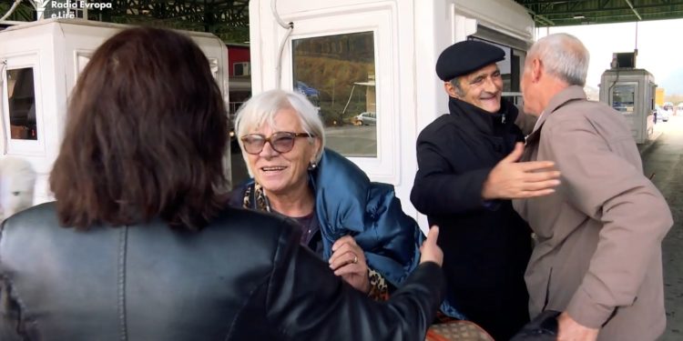 Familja nga Deçani e strehon familjen nga Durrësi ku kishin qëndruar gjatë luftës (VIDEO)