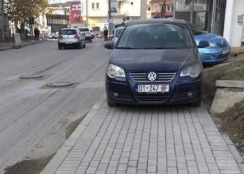 Trotuari për veturat, nëna me fëmijëve në rrugë