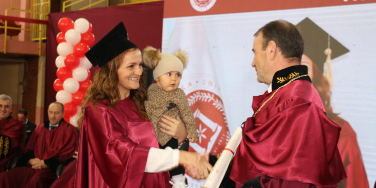 Diplomojnë 120 studentë në Univerzitetin ” Haxhi Zeka”  (foto)