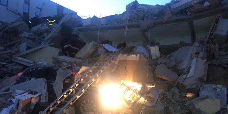 Termeti e rrafshon një hotel në Durrës (foto)