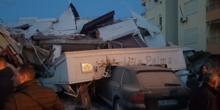 Termeti e rrafshon një hotel në Durrës (foto)