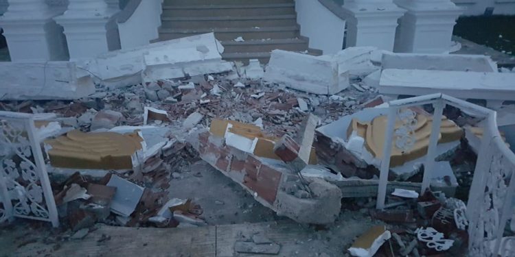 Termeti e rrafshon një hotel në Durrës (foto)