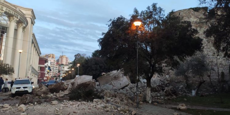 Termeti e rrëzon muri e Kalasë së Durrësit (foto)
