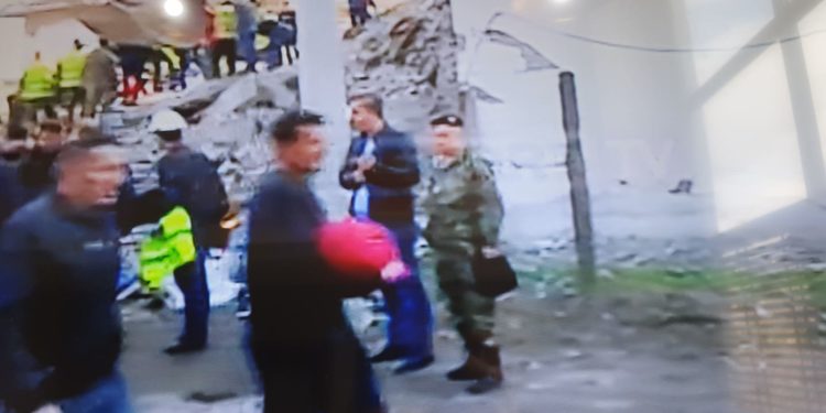 Momenti i nxjerrjes së trupit të një foshnje në Thumanë