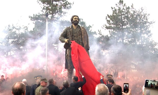 Shtatorja e komandantit legjendar Adem Jashari vendoset në Fushë Kosovë