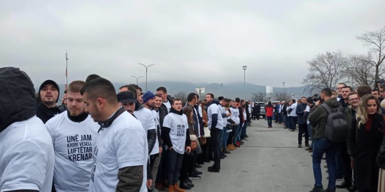 Qytetarë dalin ta presin Kadri Veselin pas kthimit nga Haga
