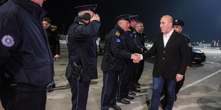 Haradinaj i viziton policët në Merdare