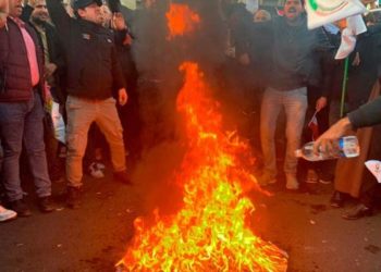 Protestuesit irakianë tentojnë të hyjnë me forcë në ambasadën amerikane