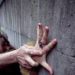 Rrëfimi rrëqethës i kosovares: Fqinjtë serbë na përdhunuan edhe para fëmijëve ( video)