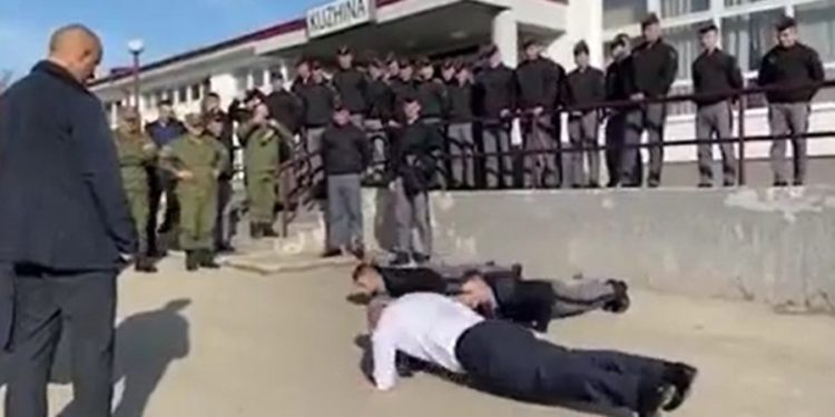 Haradinaj i sfidon ushtarët e FSK-së më pompa