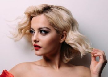 Bebe Rexha pa jelek, pyet: Çfarë dëshironi për Krishtlindje  (foto)
