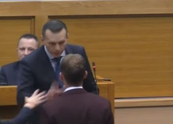 Boll Marre: Ministri serb e godet me shuplakë një deputet në Bosnjë (video)