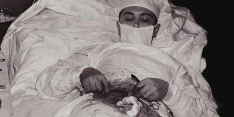 Historia e pabesueshme e kirurgut që operoi veten