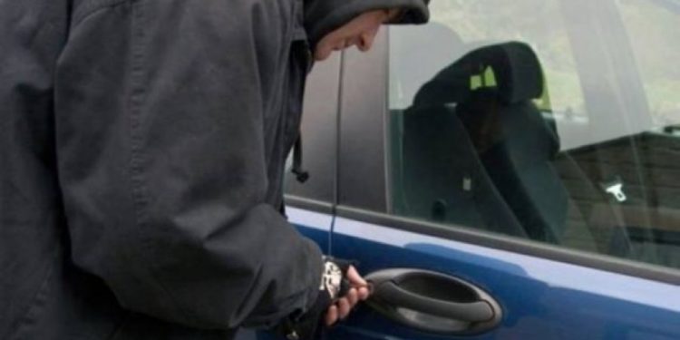 Mërgimtarit i vidhen paratë dhe dokumentet