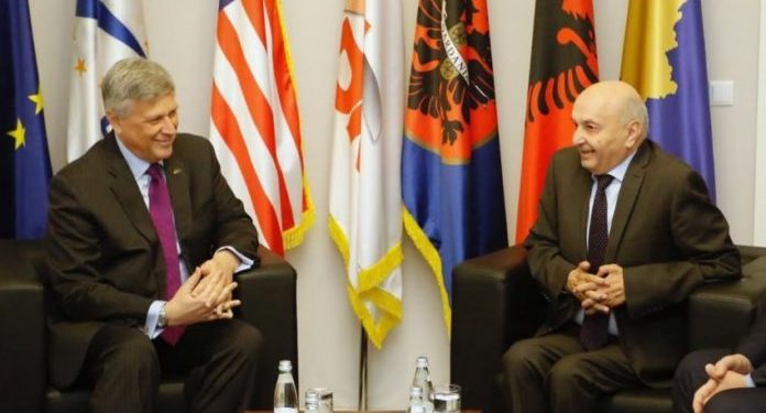 Mustafa takohet me ambasadorin amerikan, Philip Kosnett