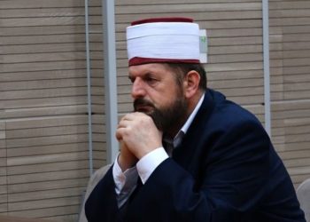 Hoxhë Krasniqi thotë se është haram për burrat të specializojnë në gjinekologji