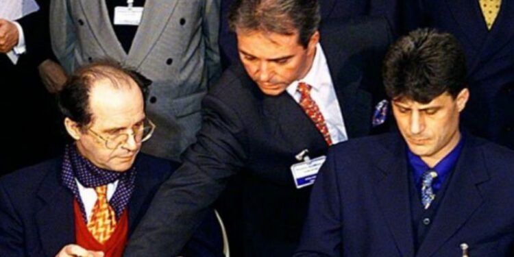 Kuçi e shpjegon rivalitetin Rugova-Thaçi