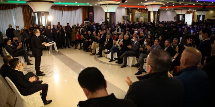 Hoti në Fushë Kosovë zotohet për rregullim e dokumentacionit për shqiptarët e Luginës