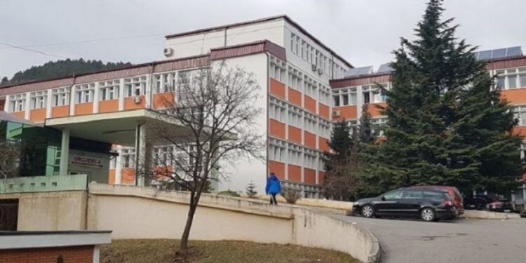 Në Spitalin e Pejës po trajtohen 71 pacientë më COVID-19, 11 janë në gjendje të rëndë