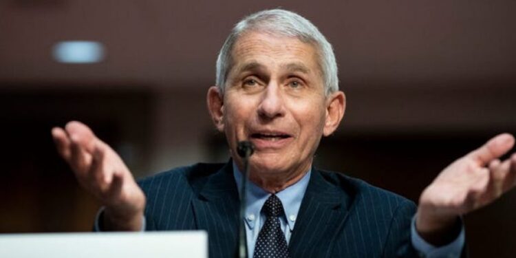 Fauci paralajmëron: Maskat do t’i bartim edhe disa muaj