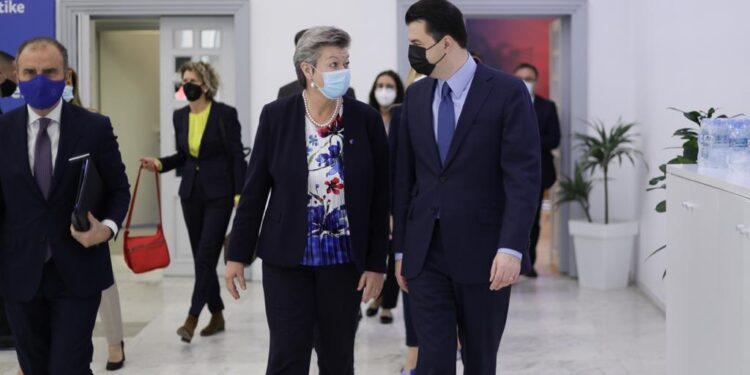 Basha takon komisioneren e BE-së: Në qeveri do përmbushim kushtet për hapjen e negociatave