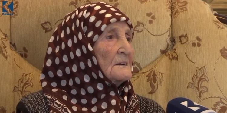 Rrëfimi i 107 vjeçarja: “Kam shkuar me loçkën e zemrës që të votoj Albin Kurtin”