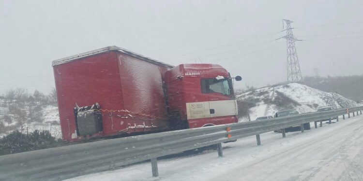 Aksident zinxhiror në “Rrugën e Kombit” (FOTO)