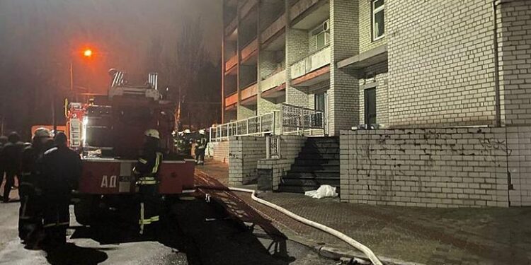 Përfshihet nga flakët një spital në Ukrainë – katër të vdekur
