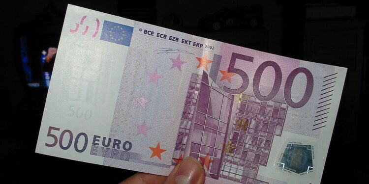 Drenas: Qytetari shkon në bankë me 500 euro fals