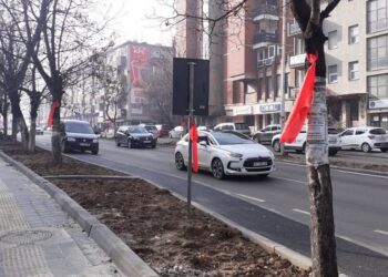 Vendosen shirita të kuq në shtylla në Prishtinë