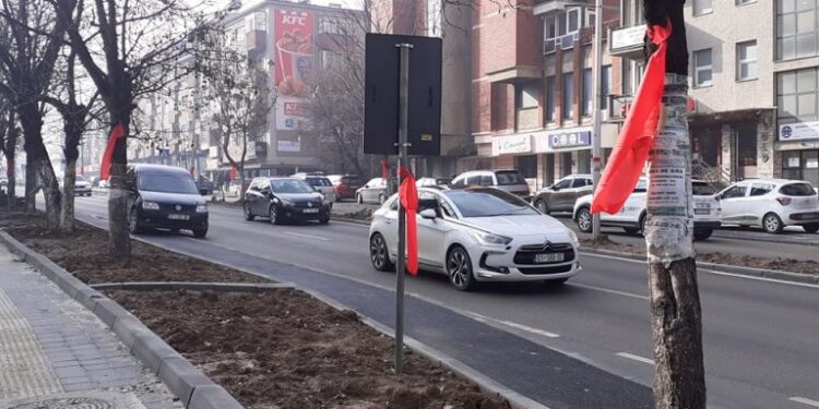 Vendosen shirita të kuq në shtylla në Prishtinë