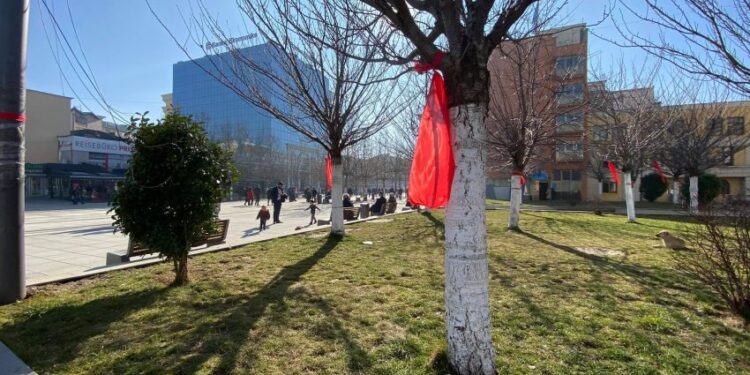 Për kë vendosen shiritat e kuq?