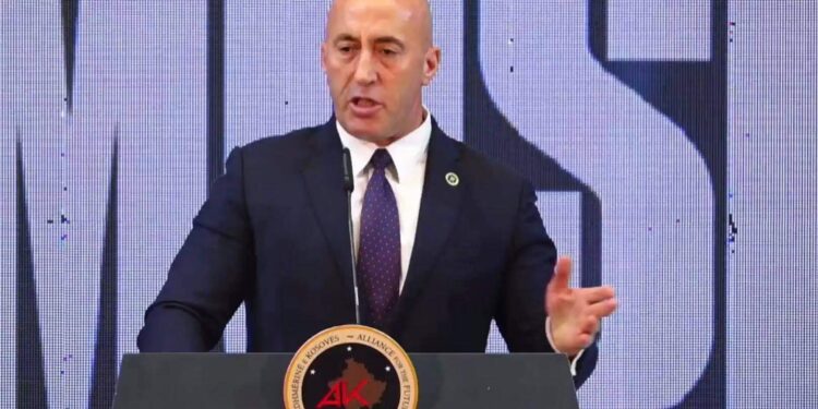 Haradinaj nga Mitrovica: Vuçiq po i përdorë serbët e Kosovës për pushtetin e tij politik në Serbi