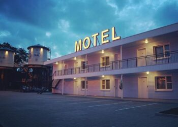 Policia kap në flagrancë të riun në hotel me 61-vjeçaren: Pas marrëdhënies do i jepte shpërblim