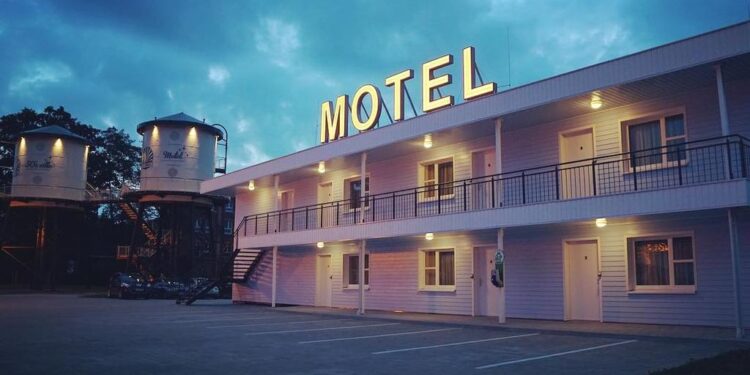 Policia kap në flagrancë të riun në hotel me 61-vjeçaren: Pas marrëdhënies do i jepte shpërblim