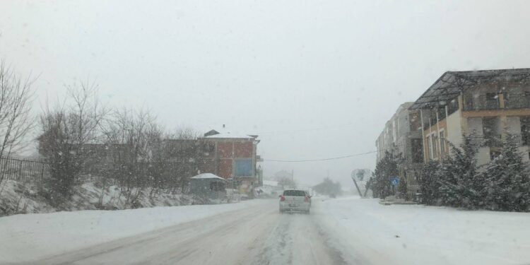 Reshjet e borës, rruga Prishtinë – Gjilan nuk është pastruar – rrezikohen vozitësit