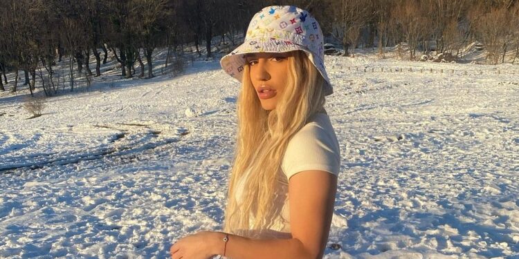 Baby Gee feston me shampanjë në mes të borës