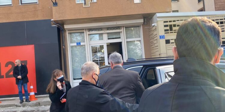 Kosnett i shkon Kurtit në zyre