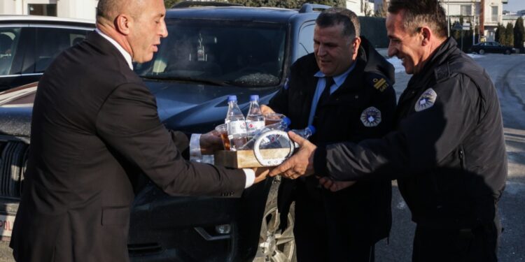 Haradinaj e nis ditën me pije për policinë, uron Pavarësinë e Kosovës
