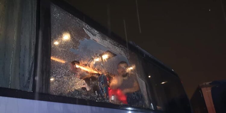Kosovarët shohin tmerrin në Mal të Zi, sulmohen me gurë ka të lënduar