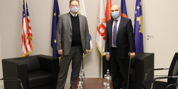 Ambasadori britanik publikon fotografi me Isa Mustafën, tregon arsyet e vizitës në LDK