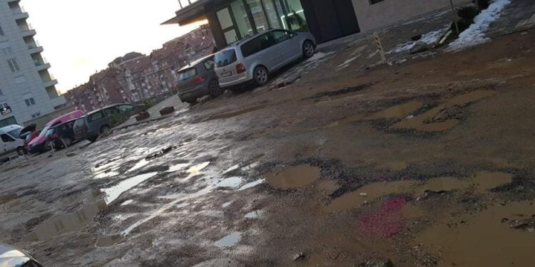Rruga B me plot gropa dhe “lloç”!
