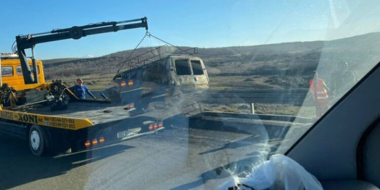 Digjet një furgon në autostradën “Ibrahim Rugova”, nuk ka të lënduar