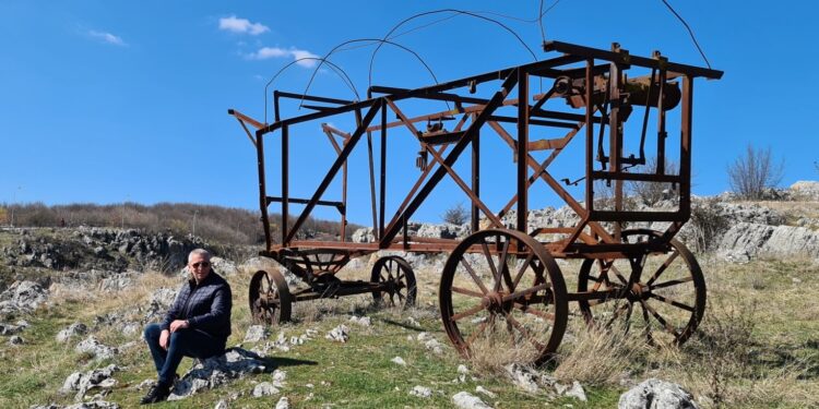 Anton Quni e godet Isa Mustafën, me foton e një qerre të vjetër