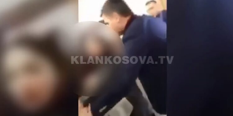 Xhafer Tahiri tenton me forcë ta fusë një studente në provim (VIDEO)