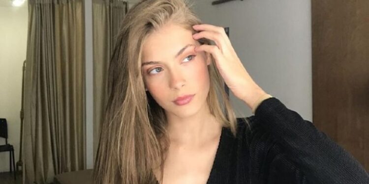 Ajo e la karrierën e saj si avokate dhe tani fiton para duke postuar foto seksi