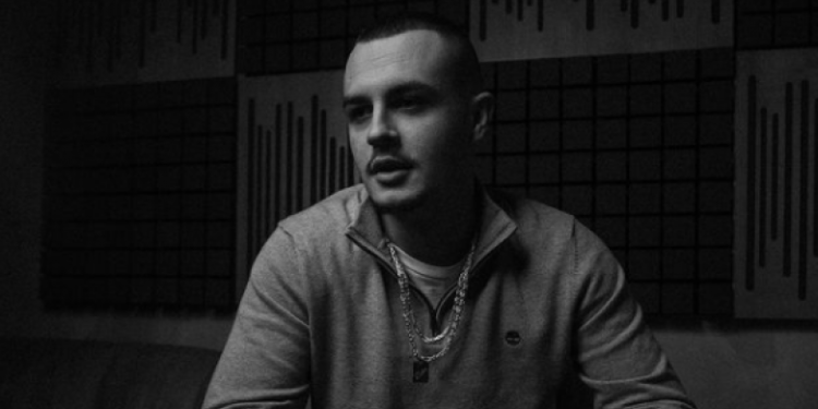 Pas lajmeve të rrejshme për të, Don Xhoni fotografohet në studio muzikore