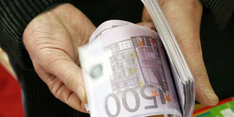 Polici i arrestuar dje në Ferizaj me kushërinjtë e tij ia morën mbi 76 mijë euro fajde një qytetari