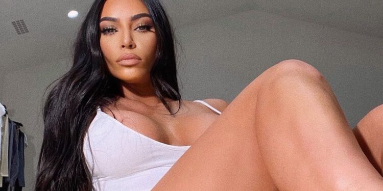 Kim Kardashian shkëlqen me pamjen teksa shihet duke dalë në mbrëmje pa unazën e saj të martesës
