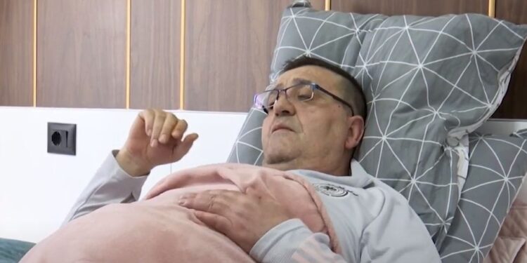 Flet qytetari të cilit policët ia thyen brinjtë